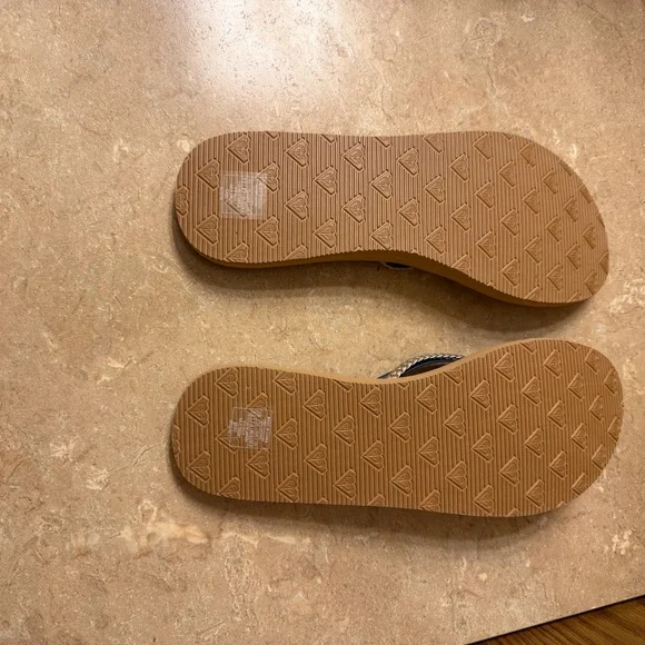 Roxy Tan Flip-Flops size 9 NWOT - Picture 3 of 5